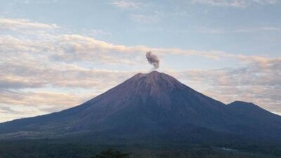 Erupsi Gunung Ibu, Lava Pijar Setinggi 300 Meter dan Kolom Abu Mencapai 700 Meter