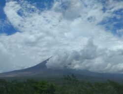 Gunung Lewotobi Laki-laki NTT Dilaporkan Masih Aktif Erupsi