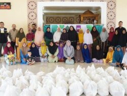 BMI dan Kemenag Kalbar Salurkan 60 Paket Sembako di Kecamatan Toba