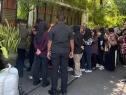 Puluhan Massa Datangi Rumah Jokowi di Solo, Pertanyakan Keaslian Ijazah