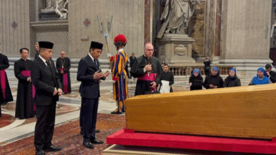 Utusan Prabowo Hadiri Pemakaman Paus Fransiskus, Berdoa di Depan Peti Jenazah