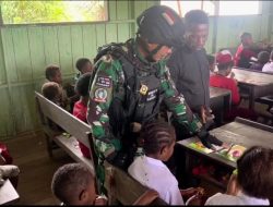 Sambut HUT TNI AU Ke-80, Satgas Yon Parako 466 Pasgat Bagikan Alat Tulis di Pelosok Papua