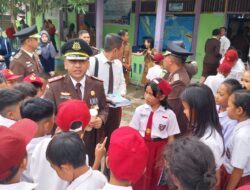 Peringati HBA ke-64, Kejari Sanggau Berikan Bantuan untuk Siswa dan Guru Honor di Perbatasan