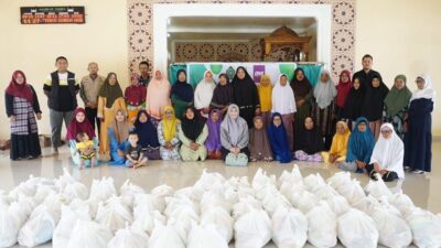 BMI dan Kemenag Kalbar Salurkan 60 Paket Sembako di Kecamatan Toba