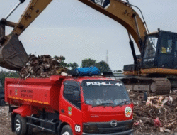 Pembersihan Sampah Limbah Bangunan Liar di Sepanjang Bendung Sungai Cikarang