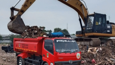 Pembersihan Sampah Limbah Bangunan Liar di Sepanjang Bendung Sungai Cikarang