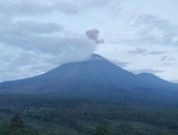 Gunung Semeru Erupsi Dua Kali Jumat Pagi, Kolom Abu Capai 1.000 Meter