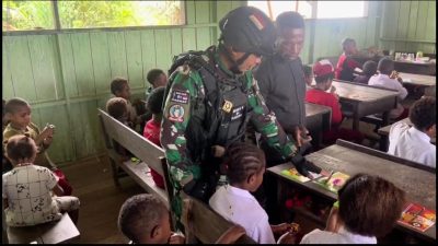 Sambut HUT TNI AU Ke-80, Satgas Yon Parako 466 Pasgat Bagikan Alat Tulis di Pelosok Papua